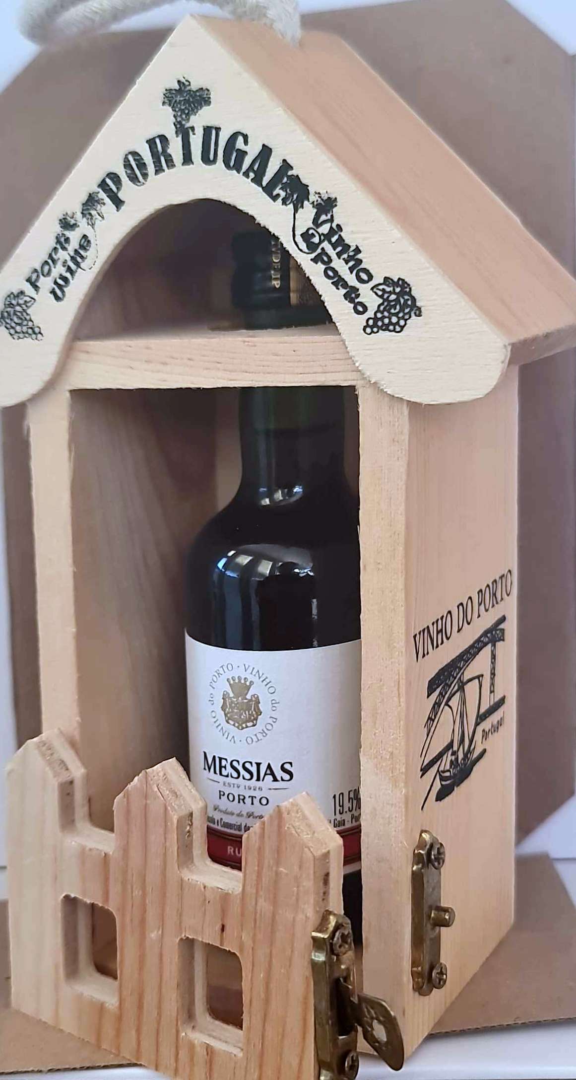 Messias Porto Ruby - in a wooden shed like hut with gate and latch, also hang up rope on top of rooF